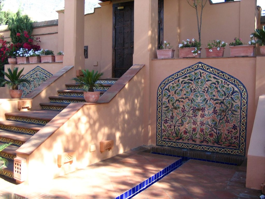 Escalera con decoración colorida