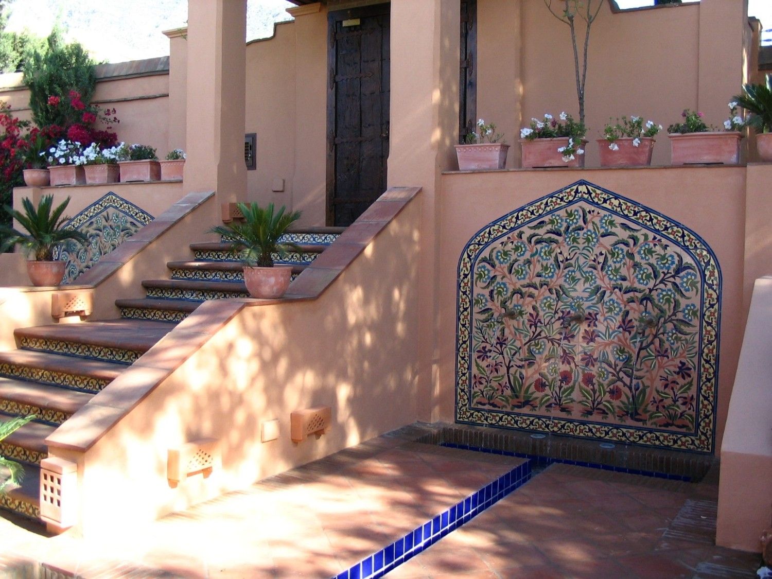 Escalera con decoración colorida